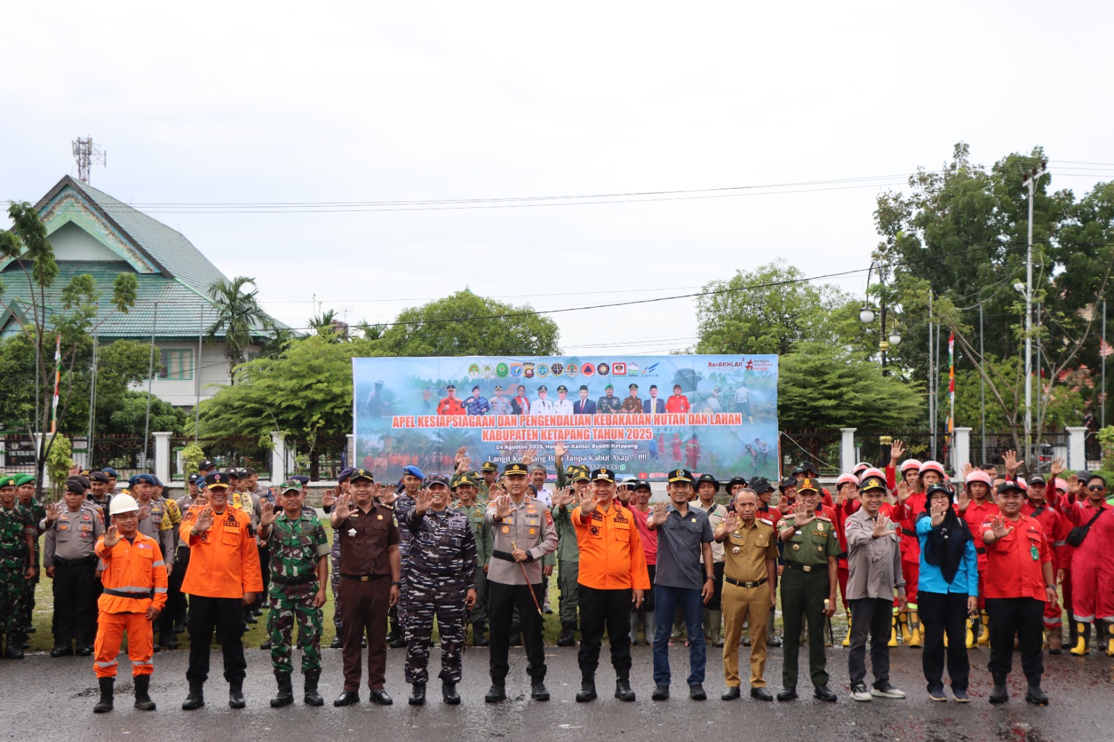 Bersama Jajaran Forkopimda, Kapolres Ketapang Hadiri Apel Gabungan Kesiapsiagaan Pencegahan Karhutla Di Pemda Ketapang