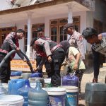 Peduli Warga Terdampak Kekeringan, Polres Probolinggo dan BPBD Distribusikan Air Bersih di Tiris