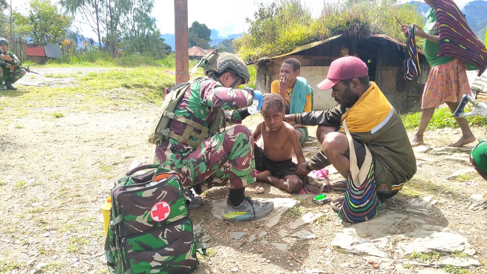 Satgas Yonif 500/Sikatan Berikan Pelayanan Kesehatan Gratis di Kampung Wandoga