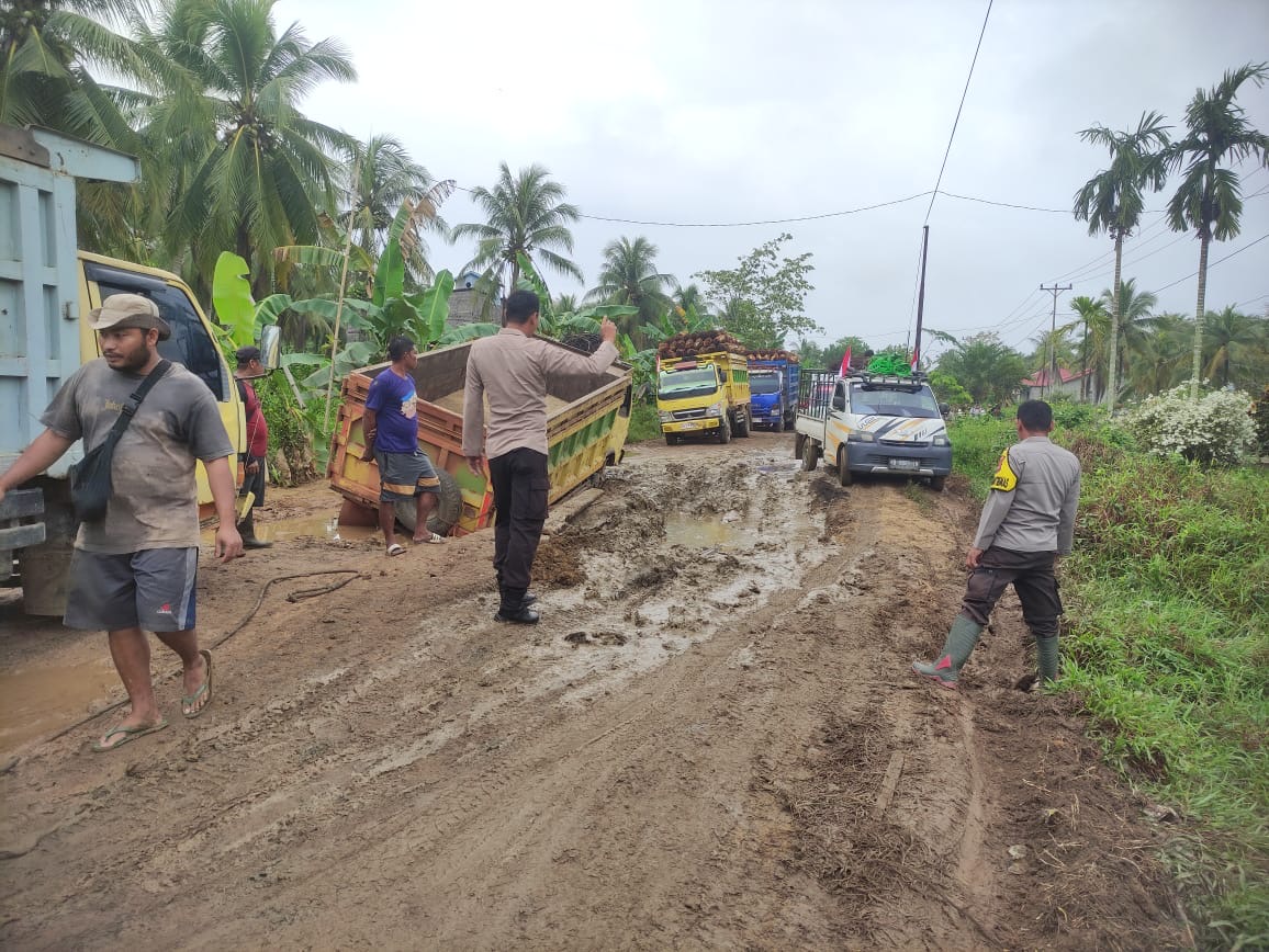 Petugas Polsek Simpang Hilir Laksanakan Turlalin di Desa Pemangkat Akibat Jalan Rusak