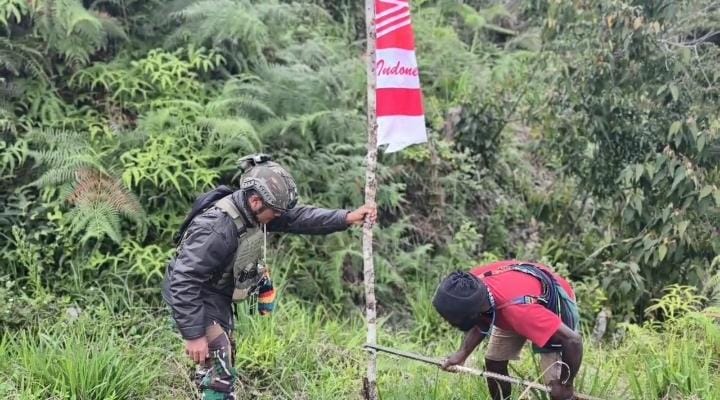 Satgas Yonif 500/Sikatan dan Warga Mamba Pasang Bendera Merah Putih Menyambut HUT RI ke-80
