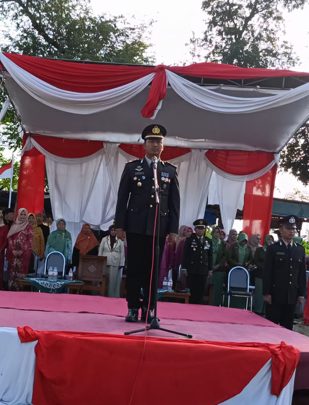 Penurunan Bendera Merah Putih Memperingati Hari Kemerdekaan RI Ke- 80 Tahun 2025 di Lapangan Desa Krejengan Probolinggo