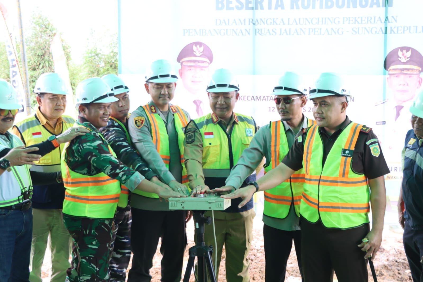 Bersama Unsur Forkopimda Kapolres Ketapang Hadiri Launching Pembangunan Jalan Pelang – Kepuluk