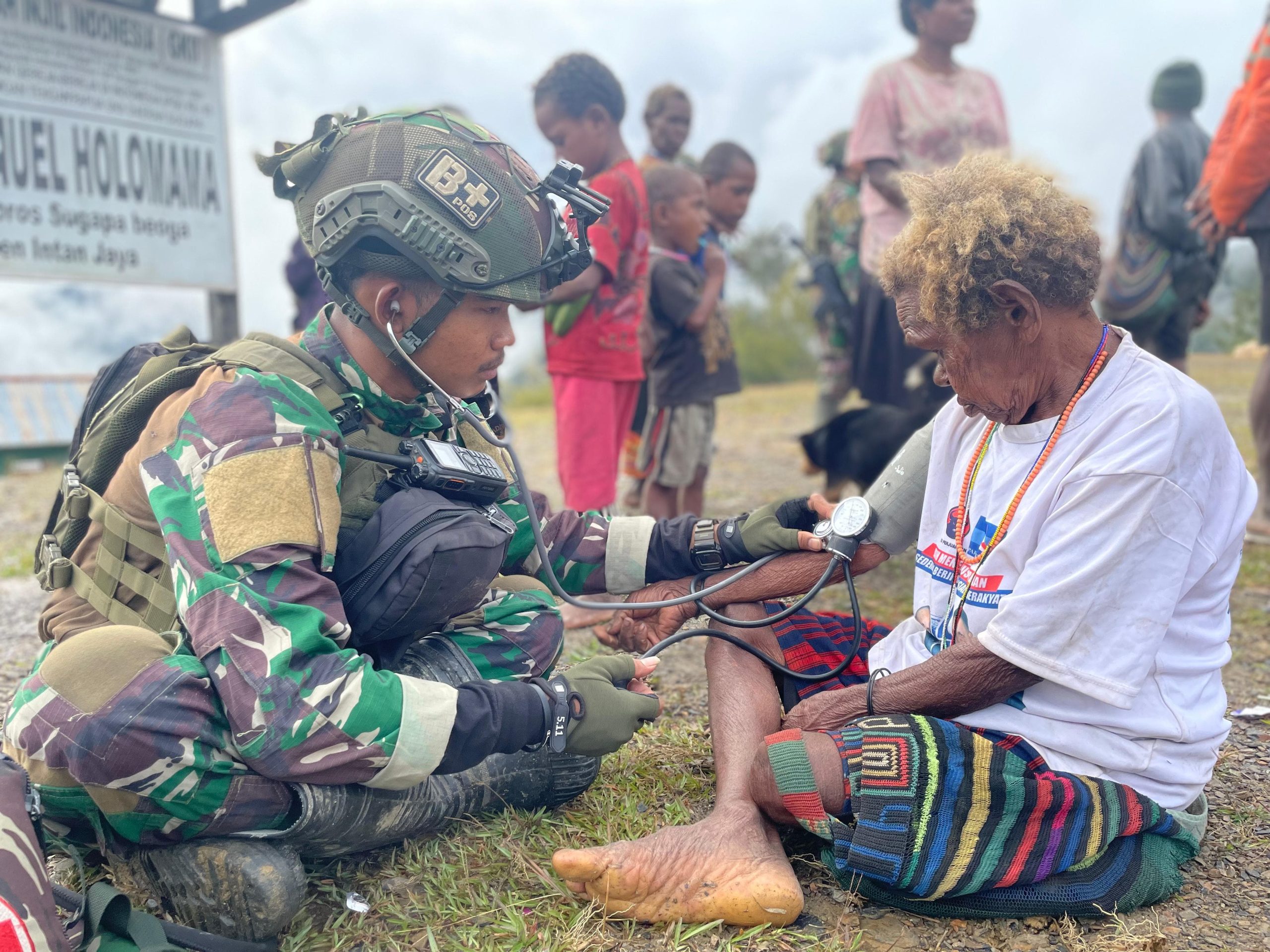 Satgas Yonif 500/Sikatan Gelar Pelayanan Kesehatan Gratis dan Bagikan Boneka untuk Anak-anak di Intan Jaya