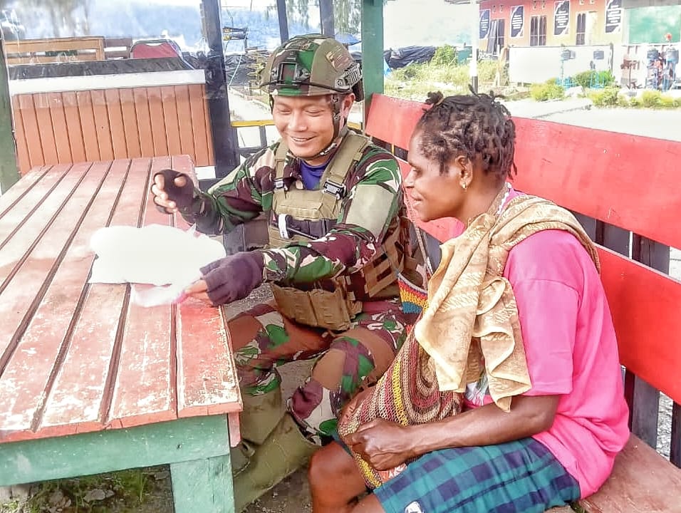 Satgas Yonif 500/Sikatan Hadirkan Kehangatan dan Harapan di Kampung Mamba Melalui Kegiatan Komsos