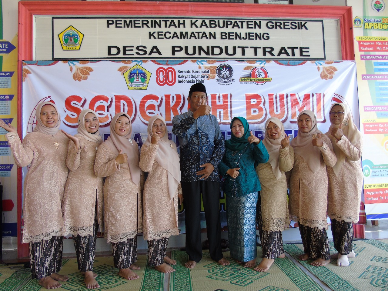 Ludruk Budi Wijaya menjadi puncak acara sedekah Bumi Desa Pundutterate Benjeng Gresik