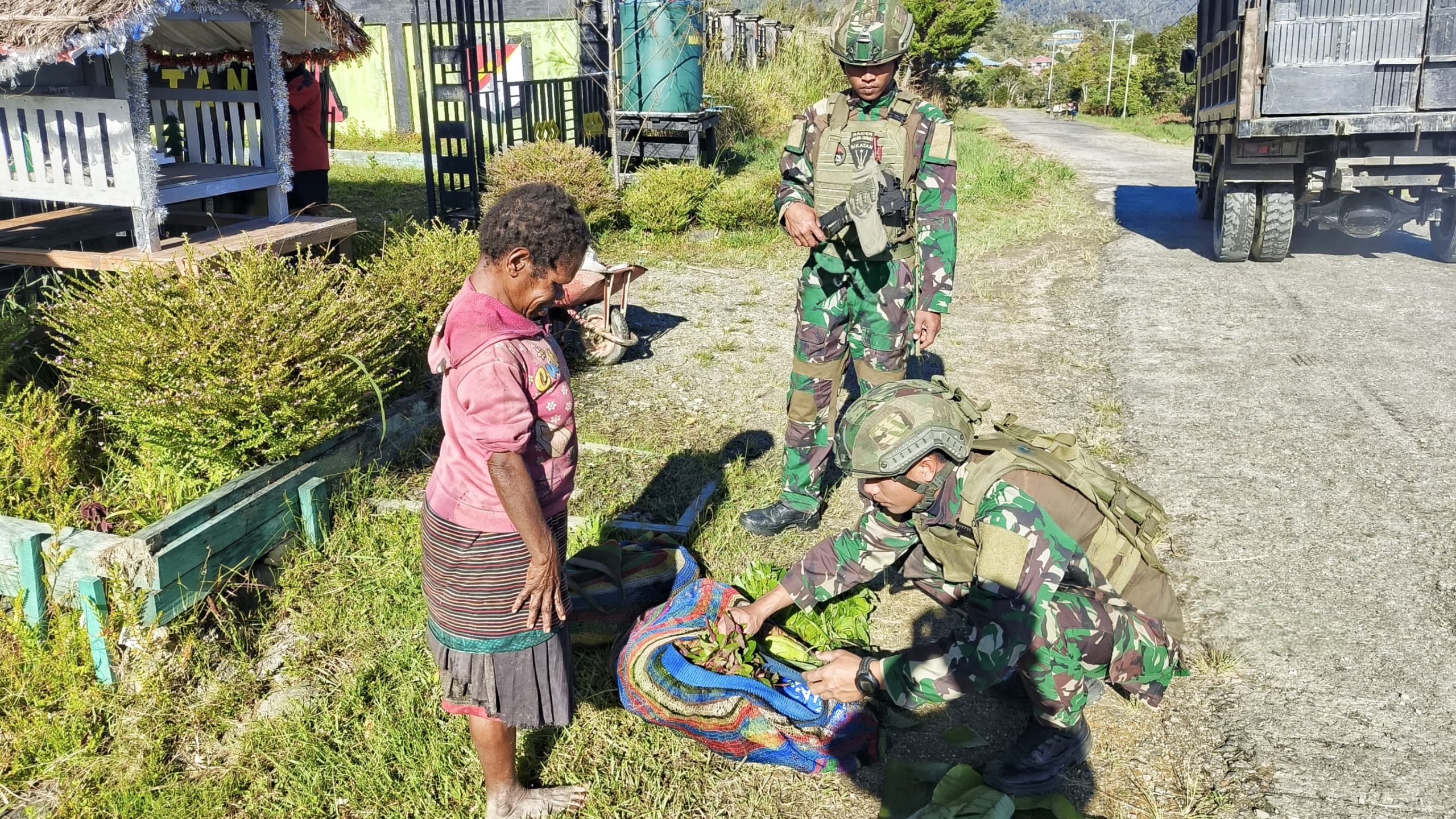Satgas Yonif 500/Sikatan Hadirkan Senyum Di Pasar Sugapa Melalui Kegiatan “Rosita ”