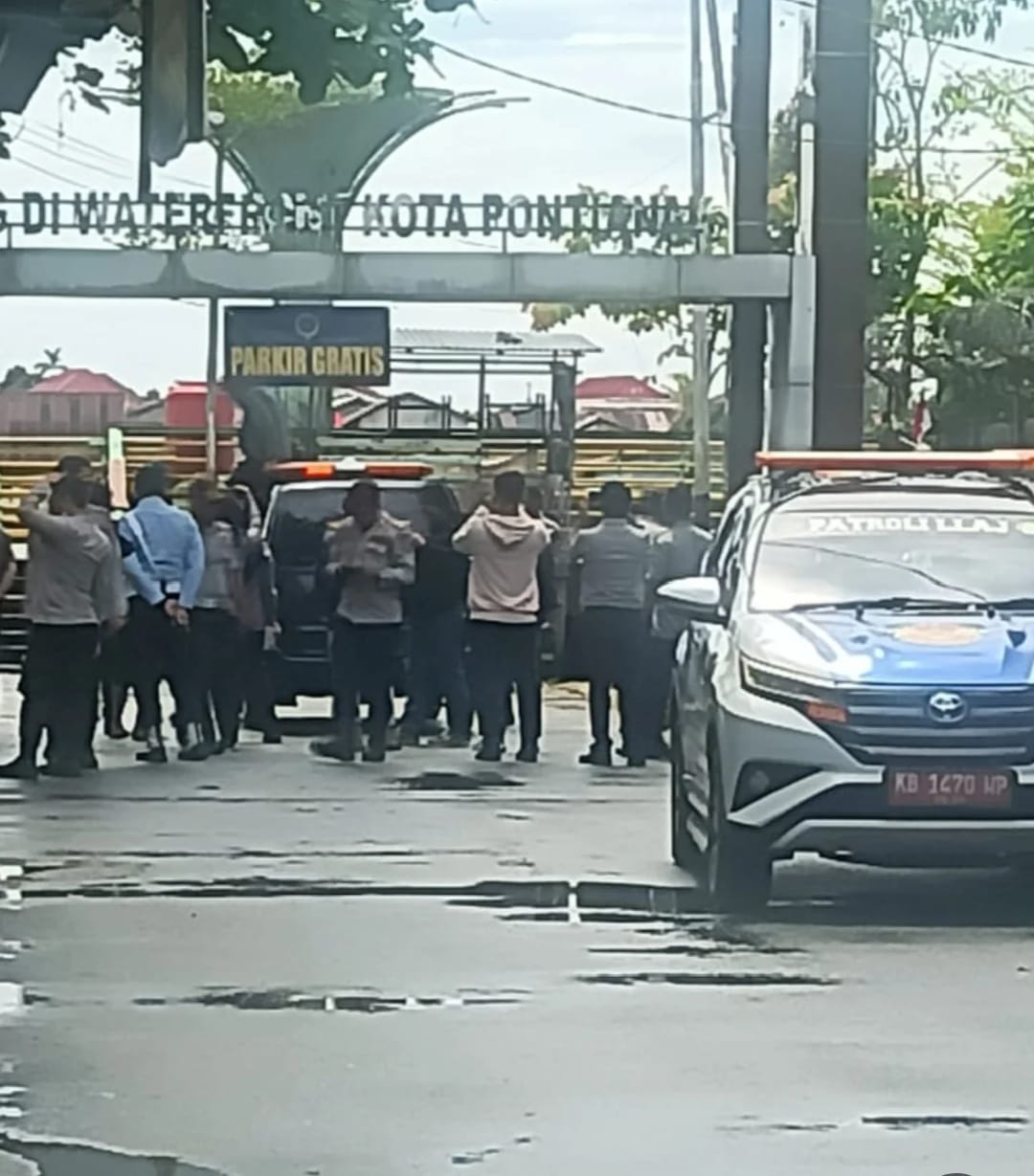 Bhabinkamtibmas Kawal Pemasangan Spanduk “Parkir Gratis” di Waterfront City Gg Iriant