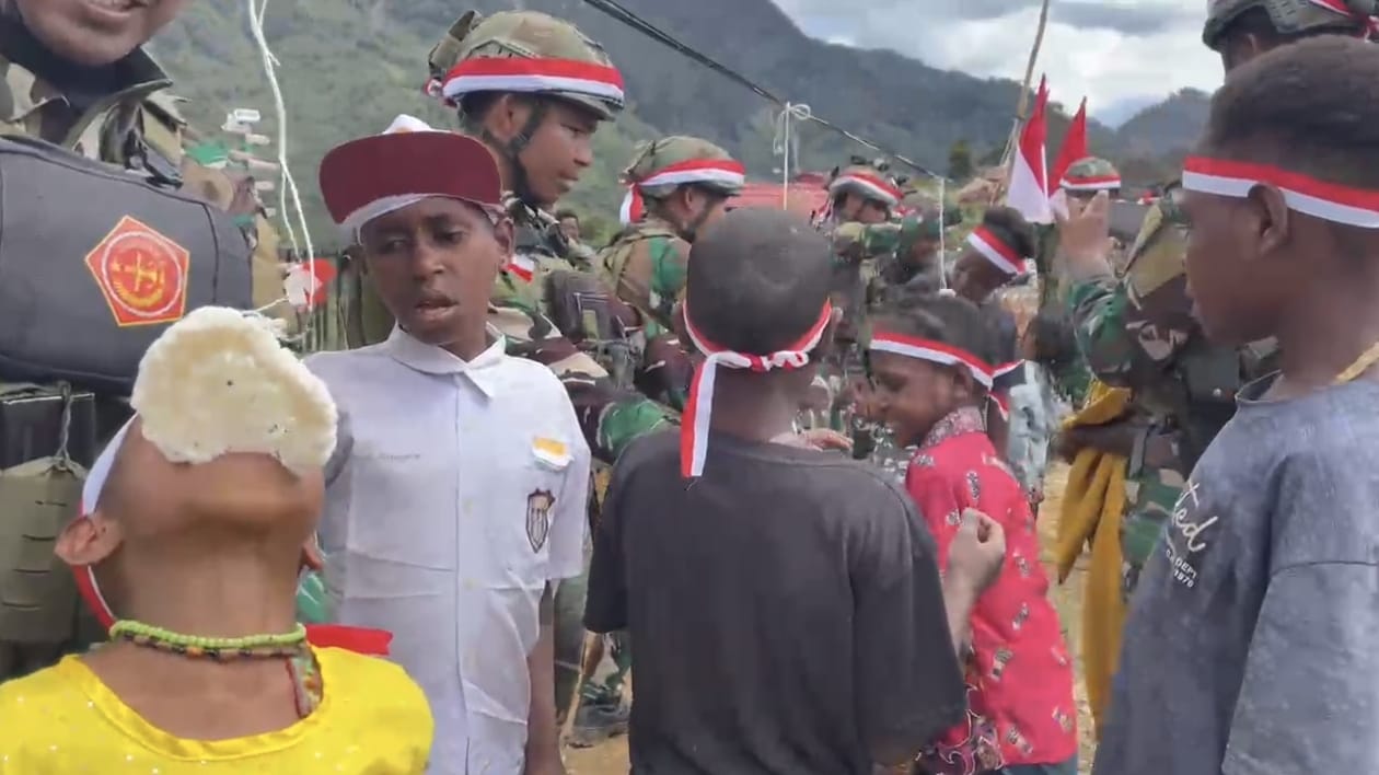 Satgas Yonif 500/Sikatan Gelar Lomba Meriahkan HUT RI ke-80 Bersama Anak-Anak Kampung Holomama