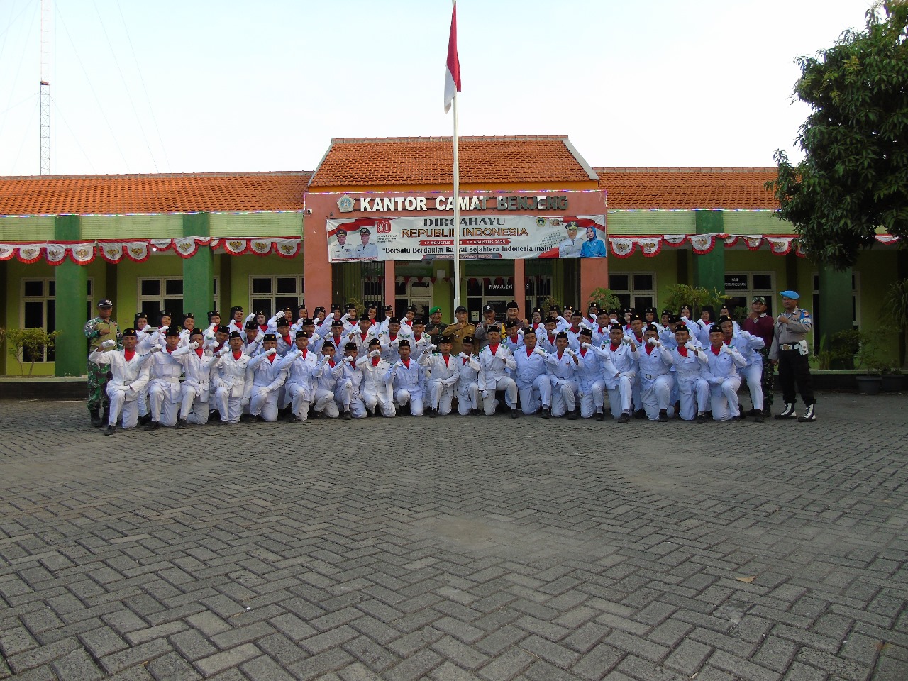 Pengukuhan Paskibra HUT ke-80 RI Kecamatan Benjeng: Generasi Muda Siap Kibarkan Semangat