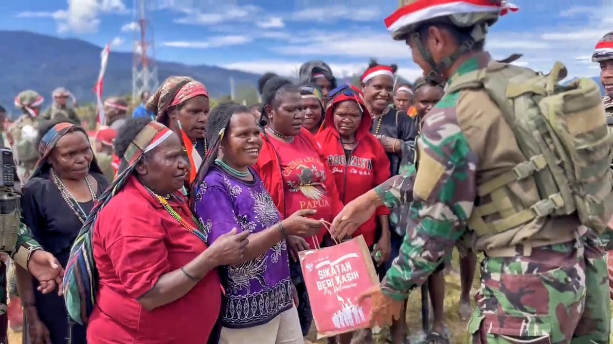 Satgas Yonif 500/Sikatan Bagikan Sembako di TK Holomama, Wujud Kasih untuk Masyarakat Papua