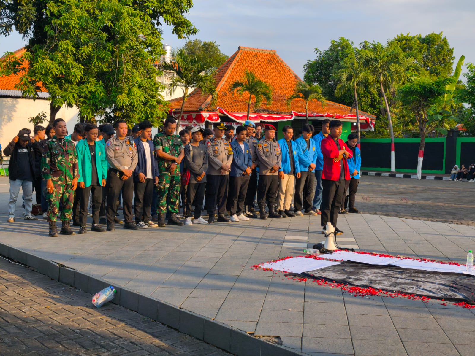 Polres Pasuruan Hadir Membersamai Aksi Damai Mahasiswa di TMP Bangil
