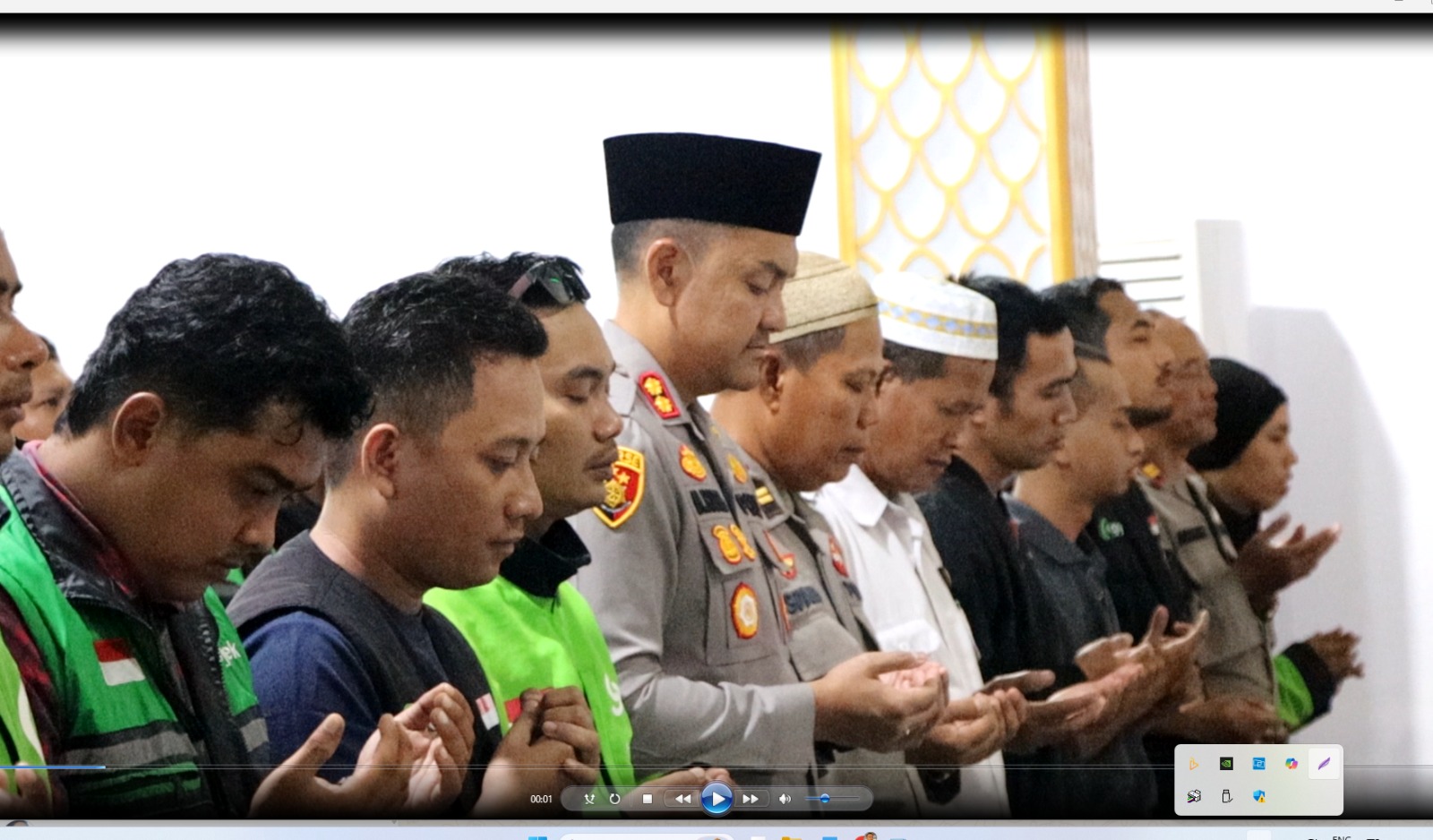 Kirim Doa Untuk Affan Kurniawan, Polres Ketapang Bersama Komunitas Ojol Gelar Sholat Ghaib