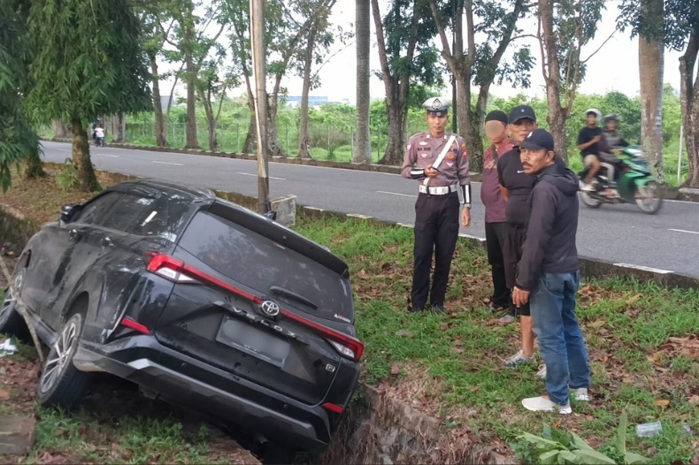 Hilang Kendali, Mobil Minibus Masuk Parit Jalan Arteri Supadio