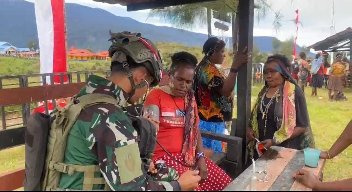 Satgas Yonif 500/Sikatan Gelar Pelayanan Kesehatan Gratis Sambut HUT RI ke-80 di Intan Jaya