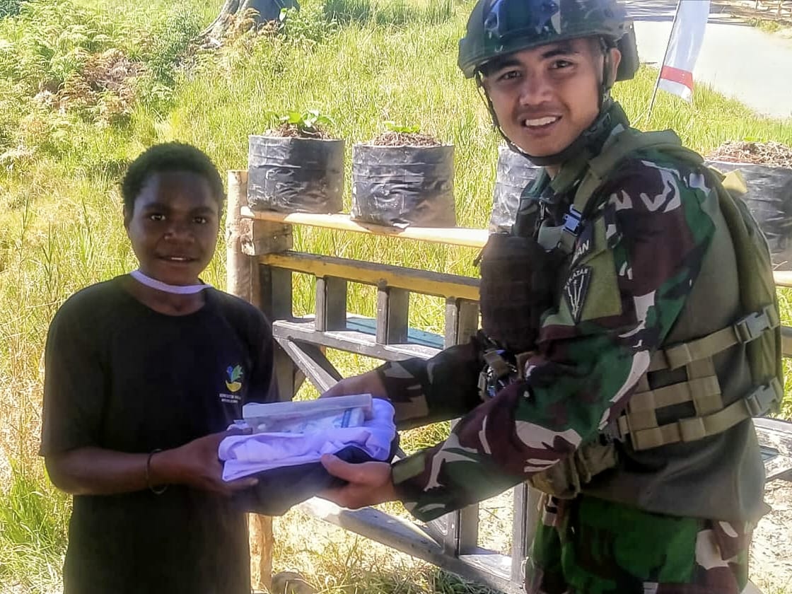 Satgas Yonif 500/Sikatan Bagikan Seragam Sekolah dan Alat Tulis untuk Anak-anak di Kampung Mamba