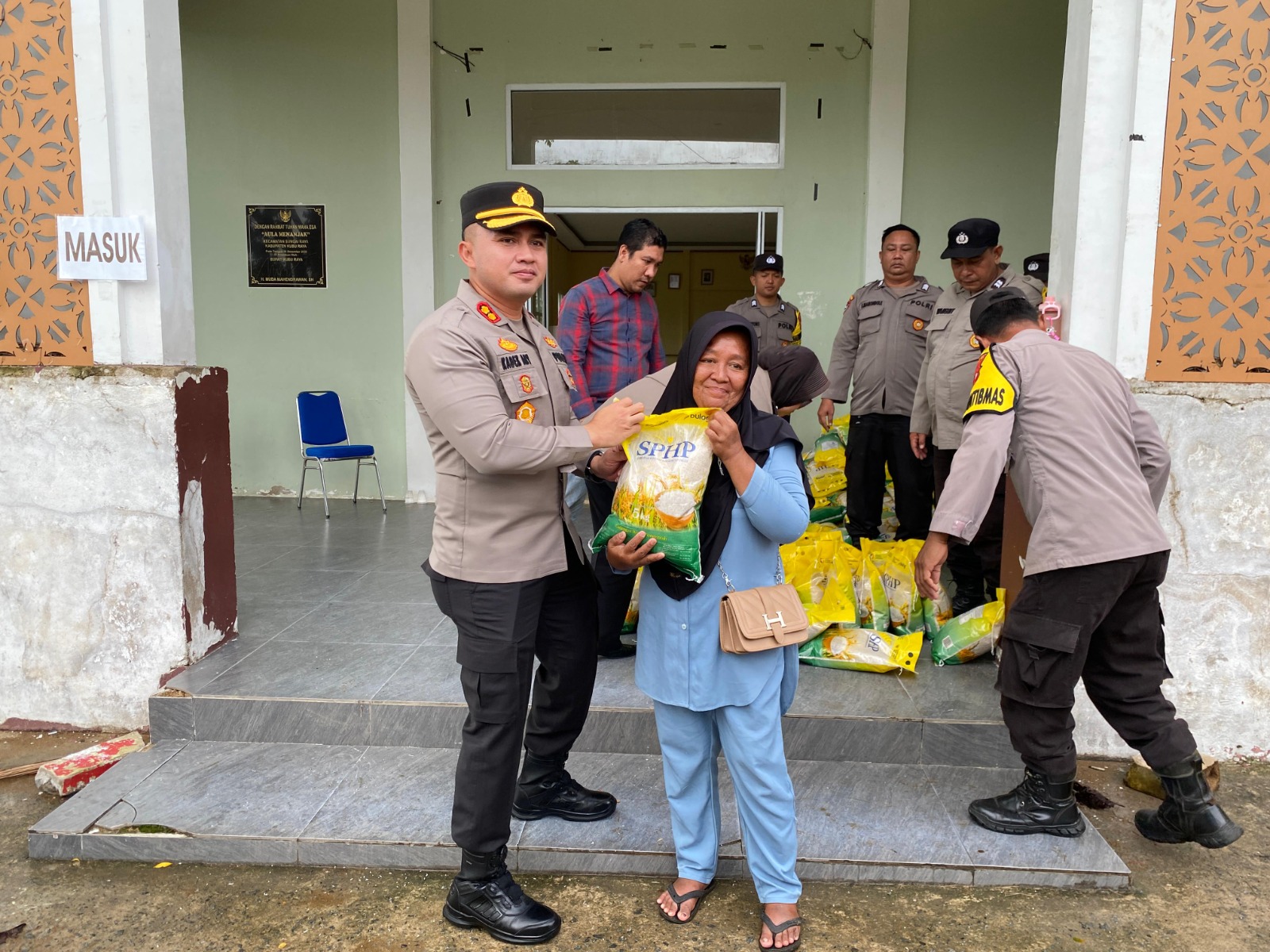 11 Ton Beras Murah Ludes dalam 1,5 Jam, Warga Serbu Gerakan Pangan Murah Polres Kubu Raya