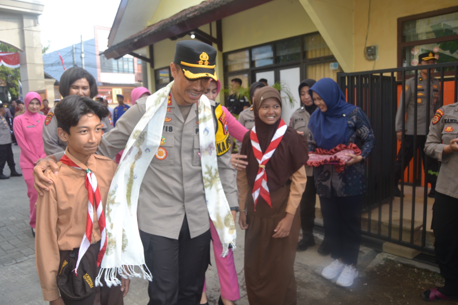 Polres Pasuruan Kota Gelar Baksos dan Tasyakuran Bersama Siswa SLBN I Pasuruan Dalam Rangka HUT Polwan ke-77