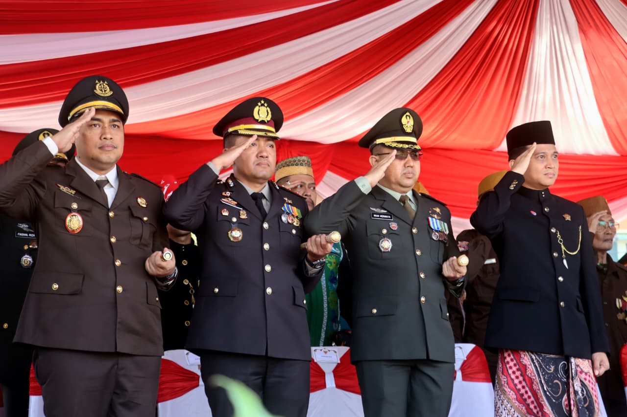 Kapolres Probolinggo Ikuti Upacara HUT Ke-80 Kemerdekaan Republik Indonesia di Alun-Alun Kraksaan