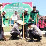 Tanam Jagung Di Lahan Pesantren Darul Fadila Kapolres Ketapang Ajak Santri Sukseskan Program Swasembada Pangan Nasional
