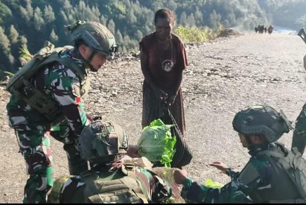Satgas Yonif 500/Sikatan Laksanakan Program Rosita, Borong Hasil Petani Papua untuk Dukung Perekonomian Warga