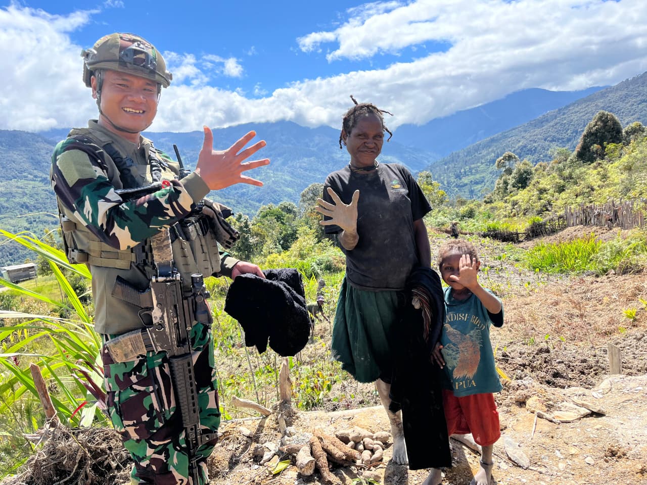 Satgas Yonif 500/Sikatan Gelar Komsos, Bagikan Sembako dan Pakaian di Kp. Soambili