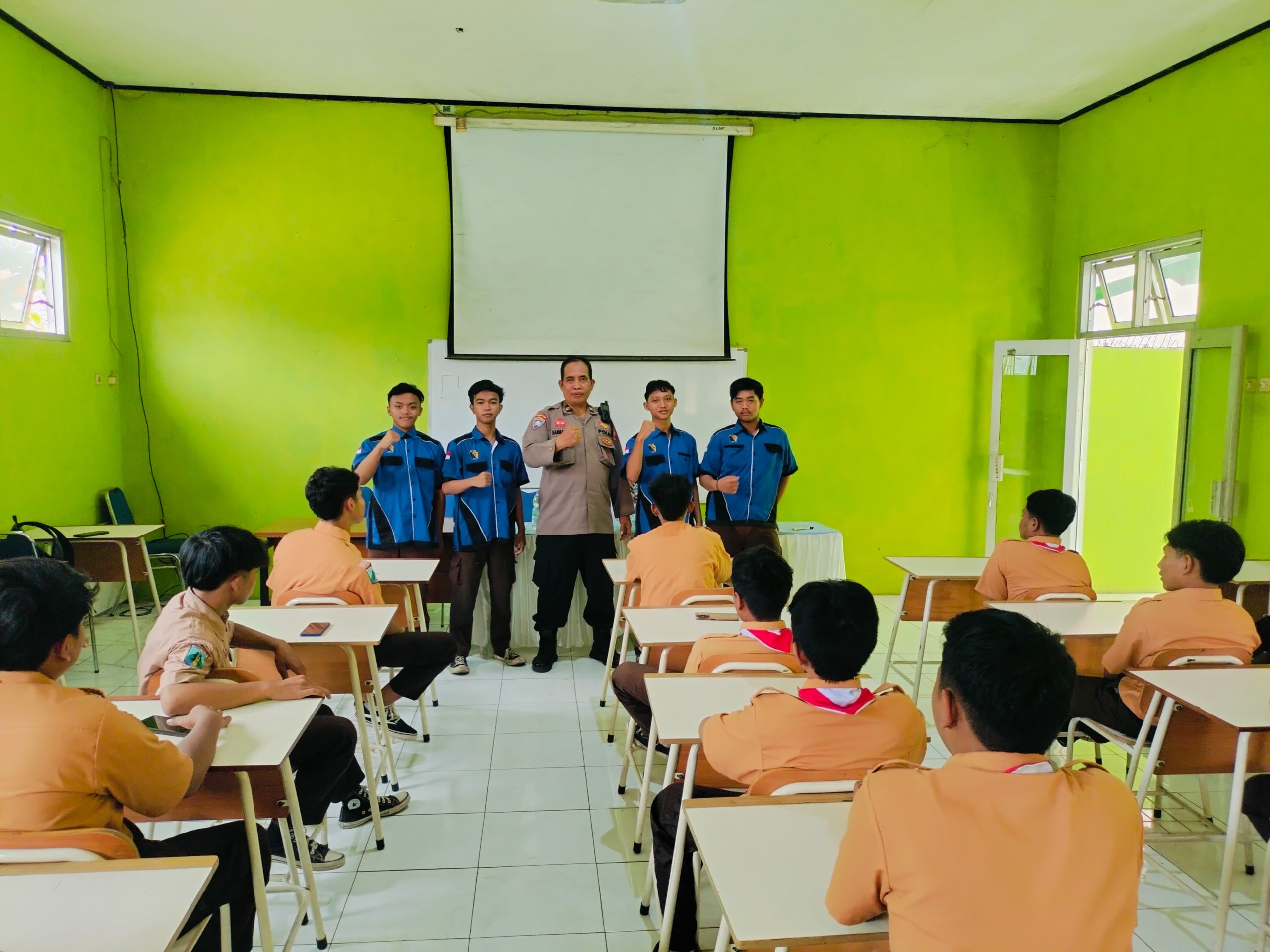 Polres Pasuruan Masuk Sekolah, Bekali Pelajar SMK Tri Sakti Perangi Narkoba Dan Kenakalan Remaja
