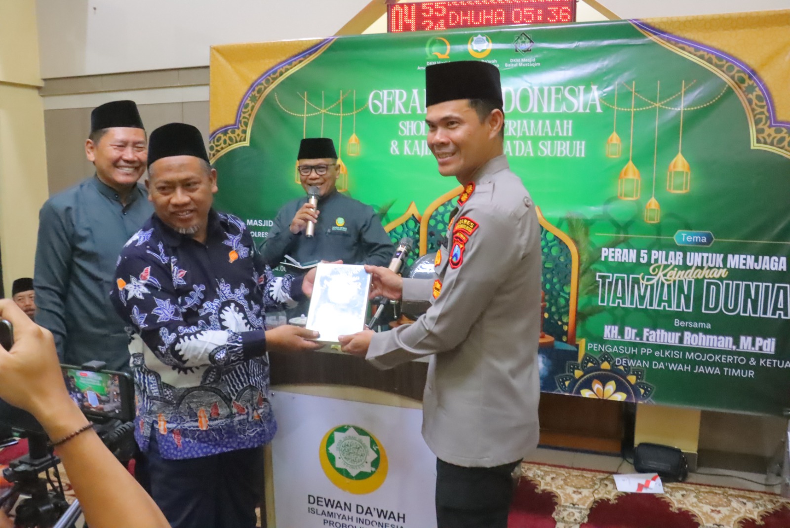 Polres Probolinggo Kota Bersama Masyarakat & Dewan Dakwah (DDII) Kota Probolinggo Gelar Sholat dan Kuliah Subuh di Masjid Amanullah
