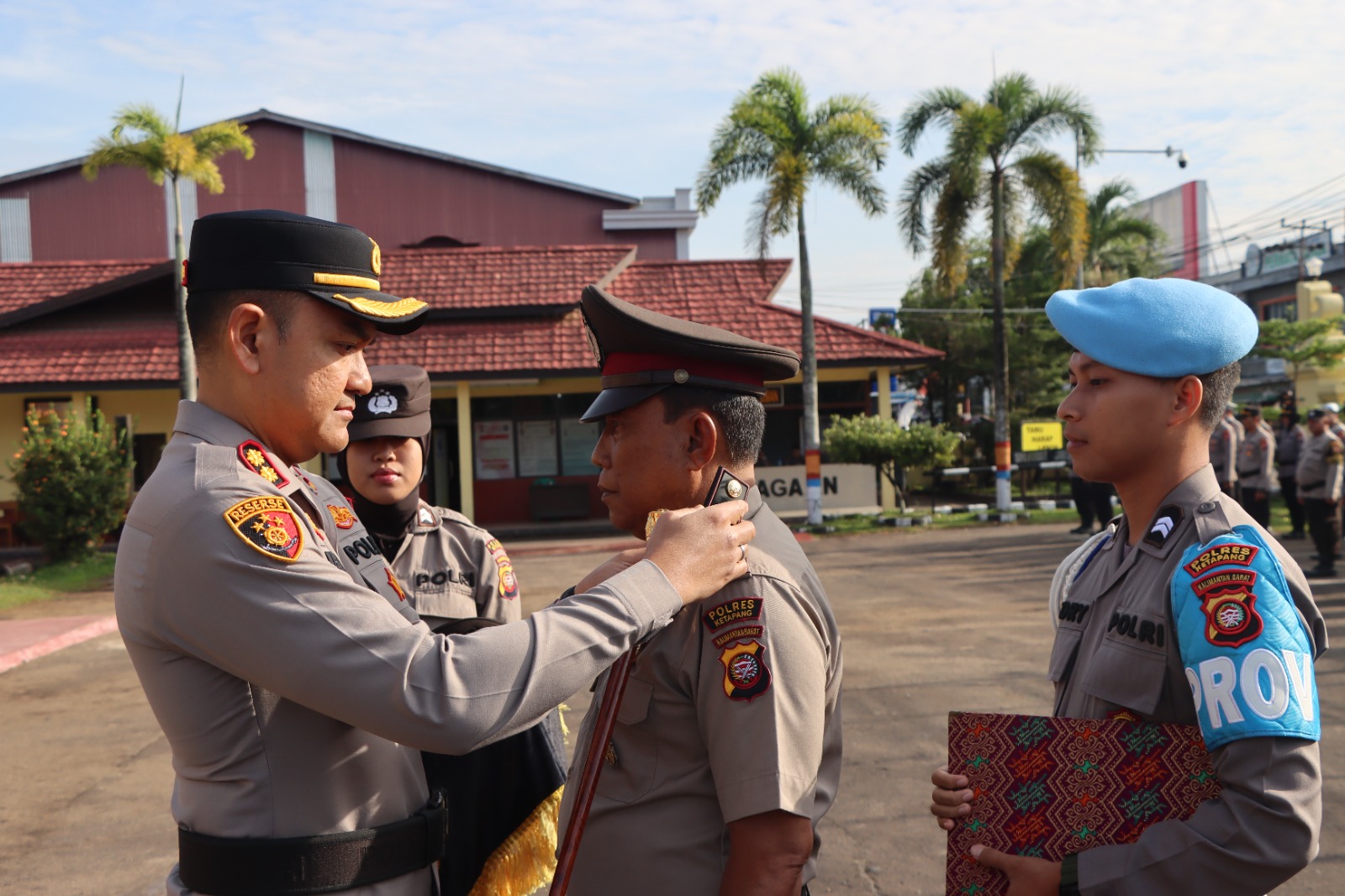 Kapolres Ketapang Pimpin Upcara Kenaikan Pangkat Pengabdian Polri Salah Satu Personilnya
