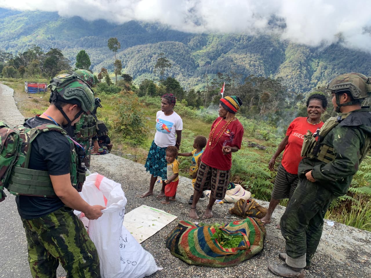Satgas Yonif 500/Sikatan Gelar ROSITA: Borong Hasil Petani, Wujud Kepedulian TNI untuk Rakyat Papua