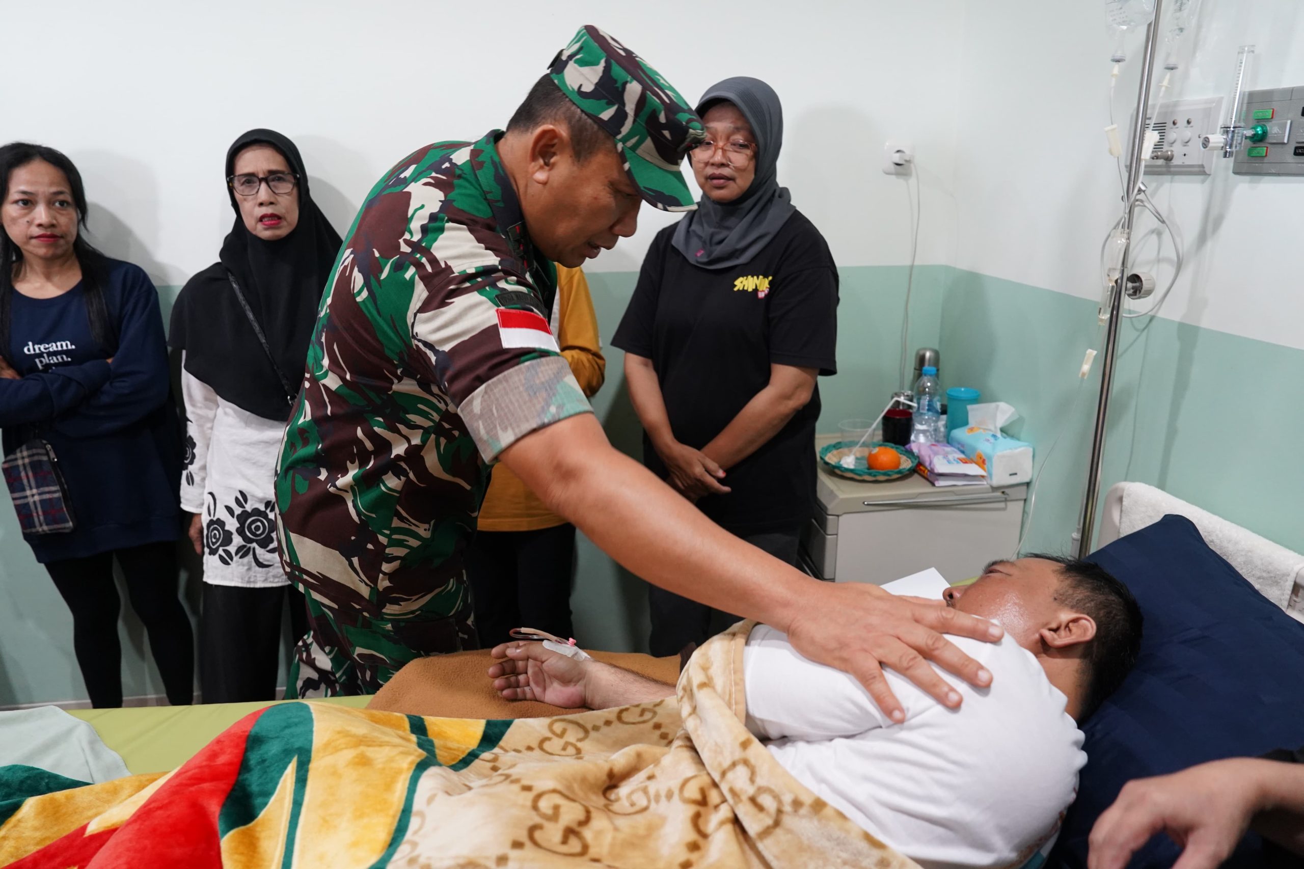 Wujud Empati dan Pastikan Penanganan Kasus Terus Berjalan, Pangdam XII/Tpr Jenguk Ojek Online Korban Pemukulan