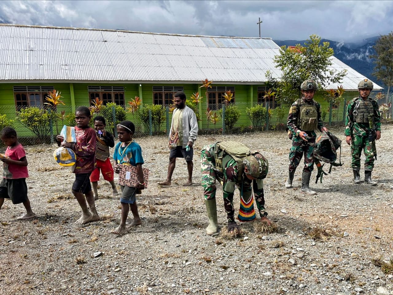 Satgas Yonif 500/Sikatan Gelar Karya Bhakti dan Serahkan Bantuan untuk Gereja di Intan Jaya