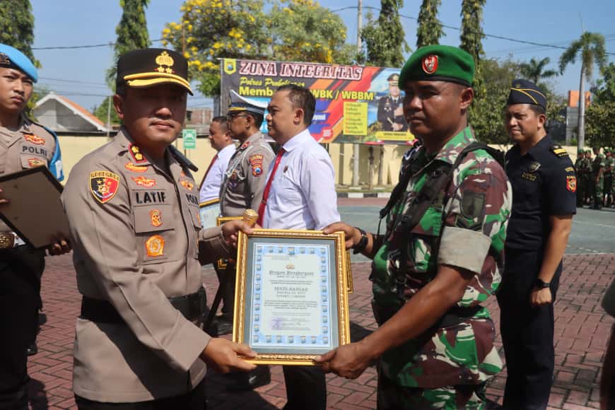 Apel Sinergitas TNI-Polri, Kapolres Probolinggo Berikan Penghargaan pada Anggota Polri, TNI, dan Masyarakat Berpestasi