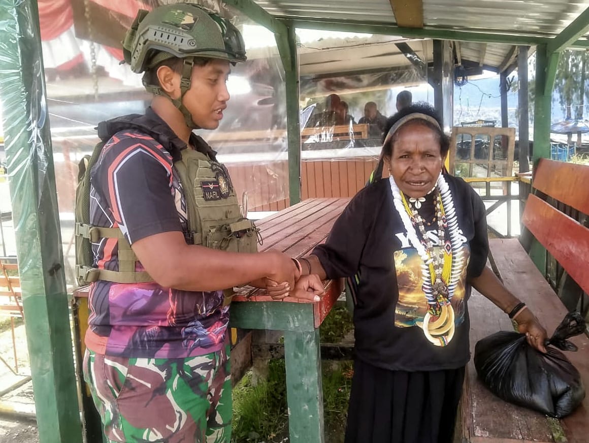 Satgas Yonif 500/Sikatan Jalin Kebersamaan dengan Mama Gembala di TK Mamba