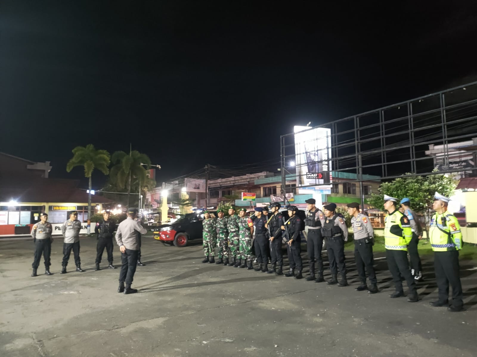 Patroli Gabungan Cipta Kondisi, Polres Ketapang Pastikan Situasi Kamtibmas Tetap Kondusif Di Malam Hari