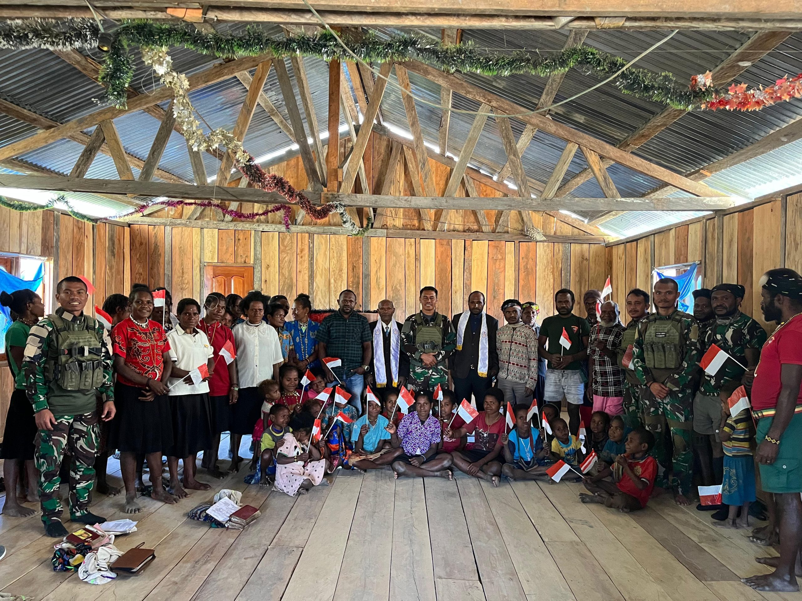 Memeluk Damai di Tanah Sugapa: Personel TNI Ibadah Bersama dan Tebar Kasih di GKII Bethel Silatuga