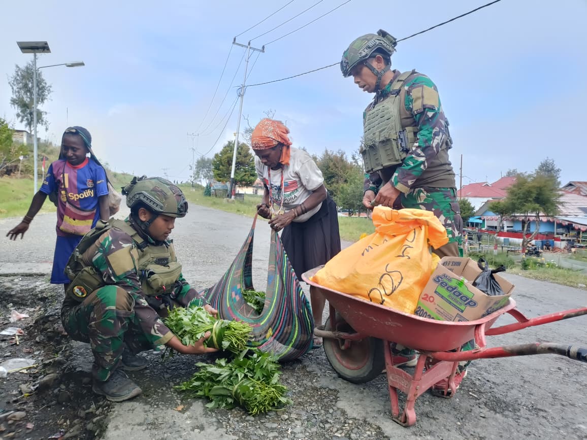 Satgas Yonif 500/Sikatan Laksanakan Program ROSITA, Borong Hasil Kebun Mama-Mama Papua di Sugapa