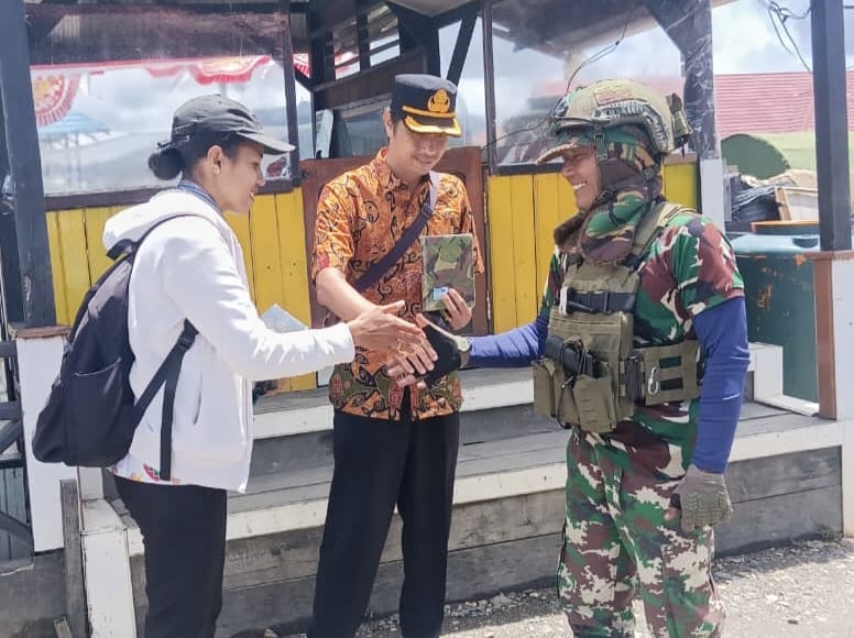 Satgas Yonif 500/Sikatan Jalin Komsos dengan ASN Dinas Pemberdayaan Perempuan Intan Jaya