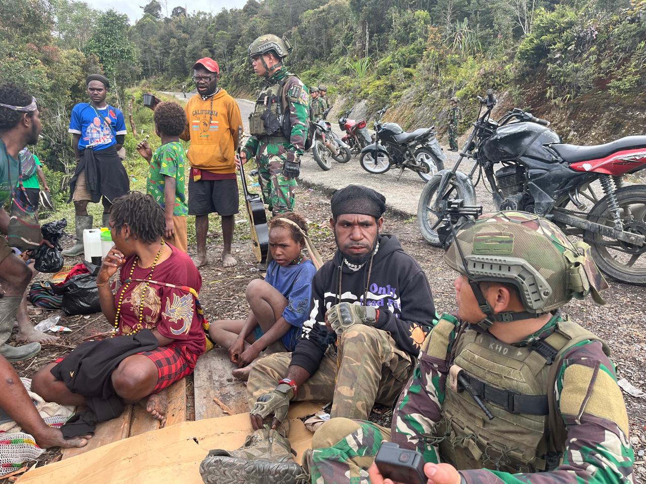 Satgas Yonif 500/Sikatan Tebar Kasih Lewat Program SIRIH di Jalan Trans Papua