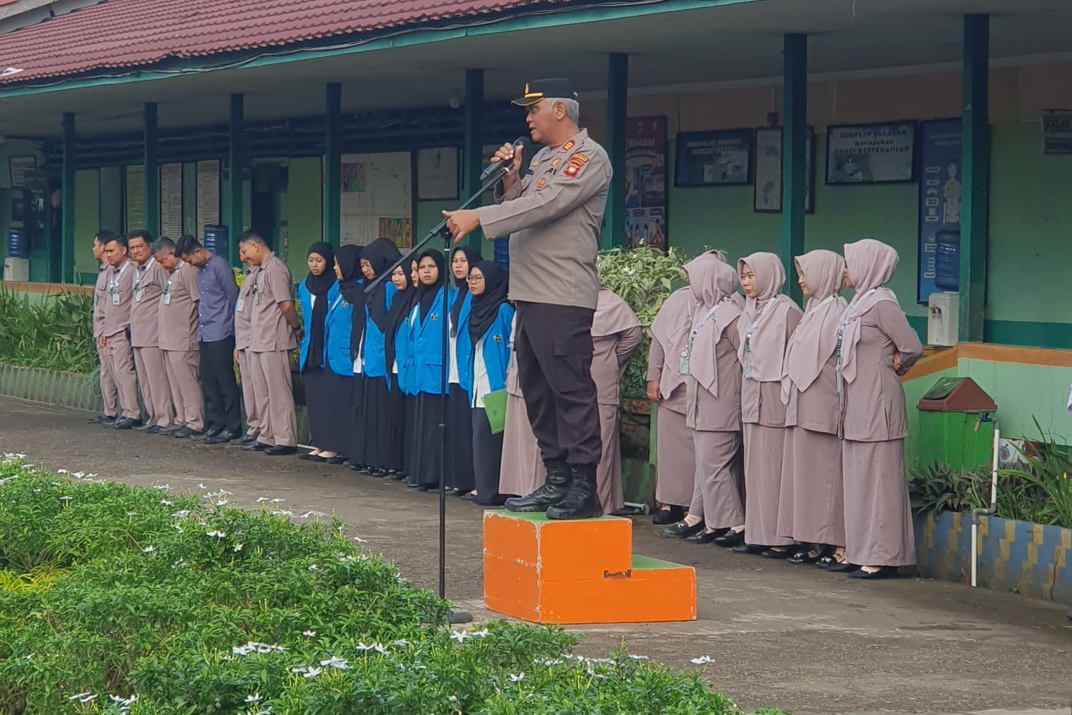 Dua Perwira Polsek Pontianak Kota Jadi Pembina Upacara di Sekolah, Ajak Siswa Disiplin dan Bijak Bermedia Sosial