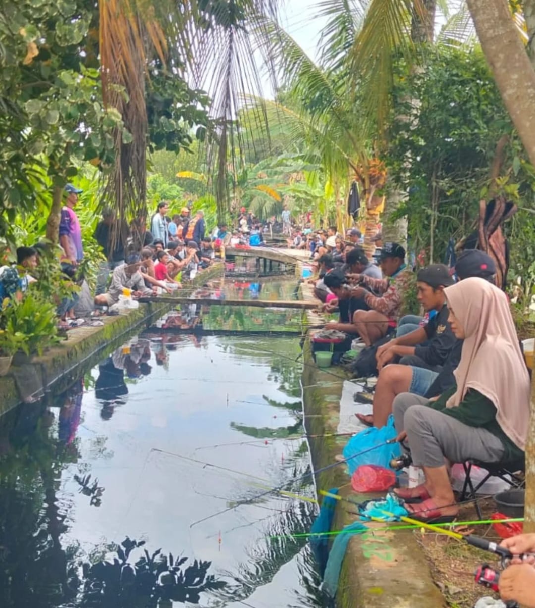 Bhabinkamtibmas Polsek Pontianak Selatan Amankan Lomba Mancing Lele, Ribuan Peserta Padati Parit Demang Dalam