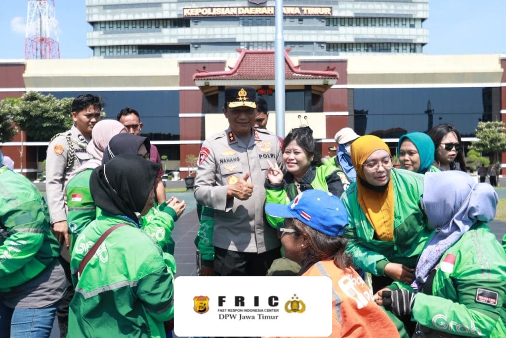 “Polda Jatim Peduli Masyarakat”, Gelar Bakso Salurkan Bantuan Kepada Ribuan Masyarakat dan Ojol