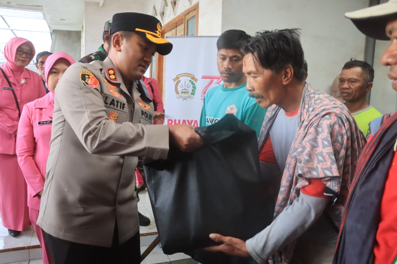 Polres Probolinggo Bantu Warga Terdampak Angin Puting Beliung