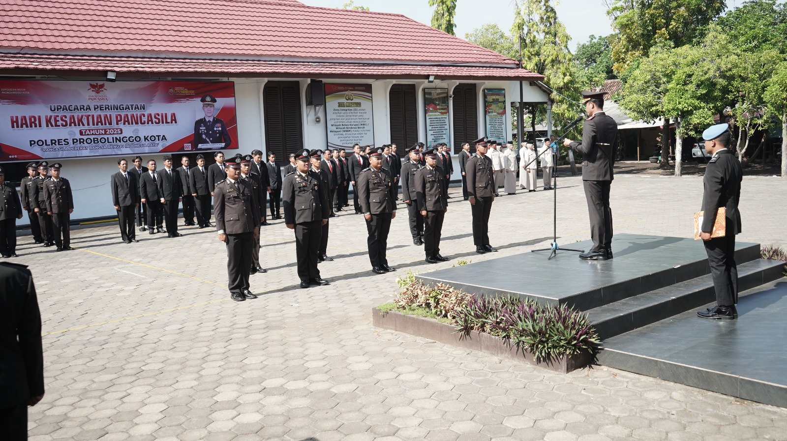Kapolres Pimpin Upacara Hari Kesaktian Pancasila dan Pemberian Reward Anggota Berprestasi Polres Probolinggo Kota
