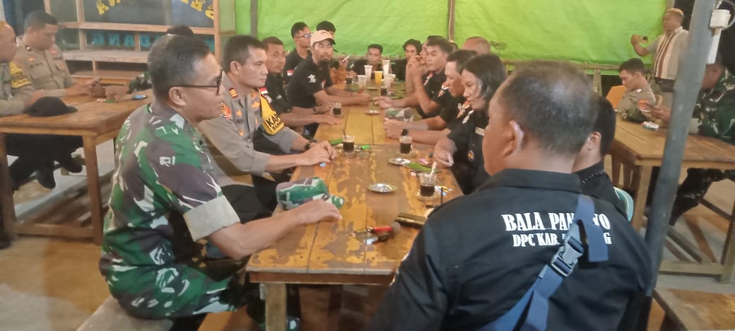 Kapolsek Sungai Laur dan Danramil Gelar “Ngopi Bareng” Bersama DPC Bala Pangayo, Dorong Sinergi Jaga Kamtibmas