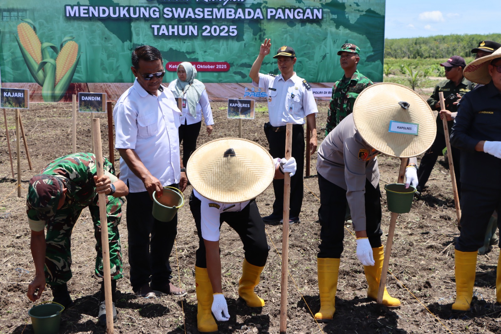 Dukung Swasembada Pangan, Polres Ketapang Laksanakan Penanaman Jagung Serentak Kuartal IV Di Kecamatan Muara Pawan