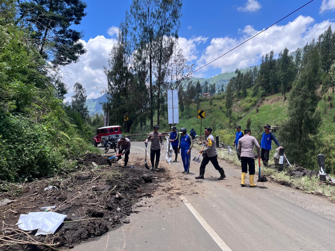 Aksi Cepat Tanggap Polres Probolinggo Tangani Bencana Tanah Longsor di Jalur Bromo