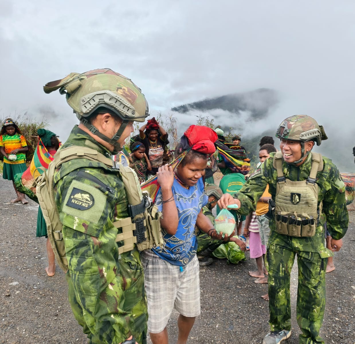 Satgas Yonif 500/Sikatan Borong Hasil Panen Mama-Mama Papua di Hari Pasar, Wujud Syukur HUT ke-80