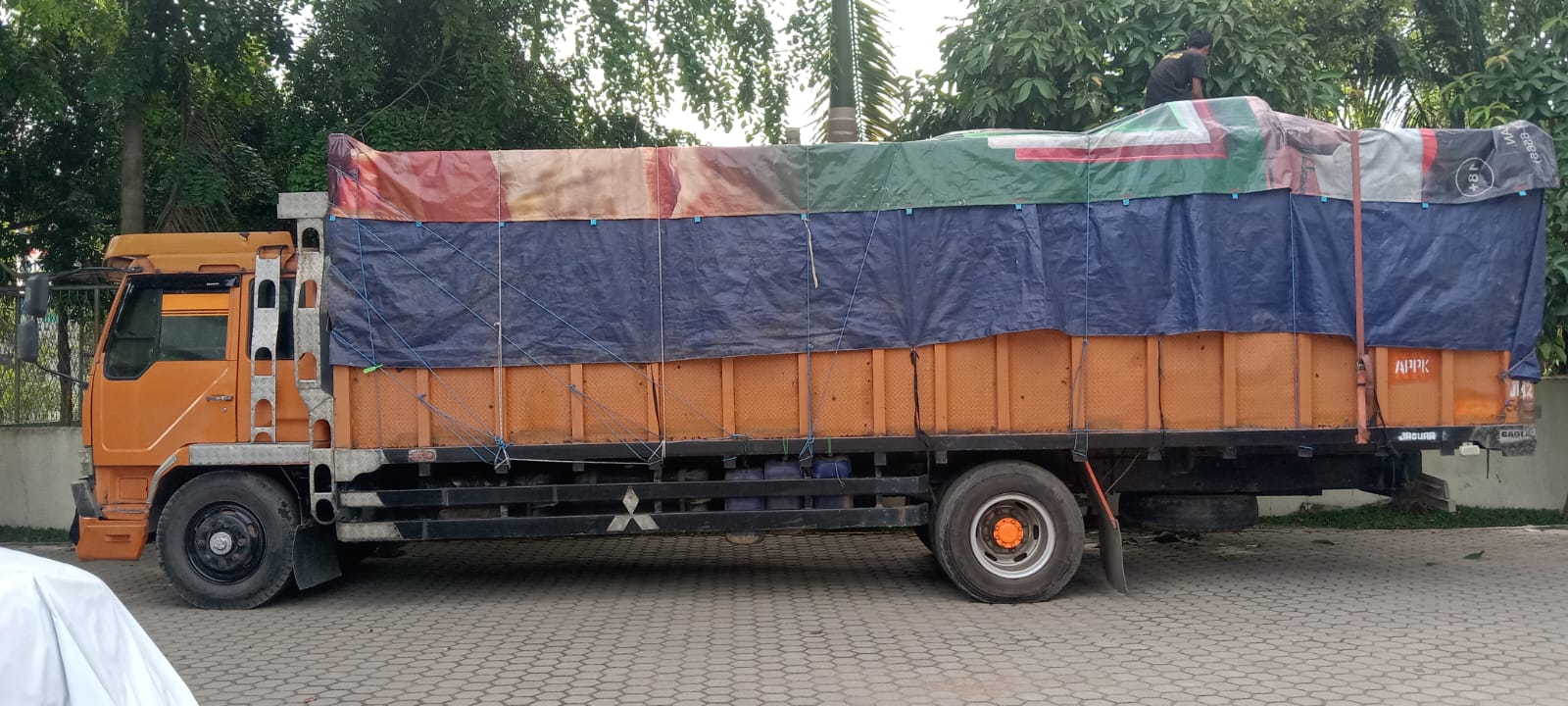 DJBC Kalbagbar Tahan Tiga Truk Fuso Bermuatan 20 Ton Pakaian Bekas Diduga Akan Dikirim ke Jakarta