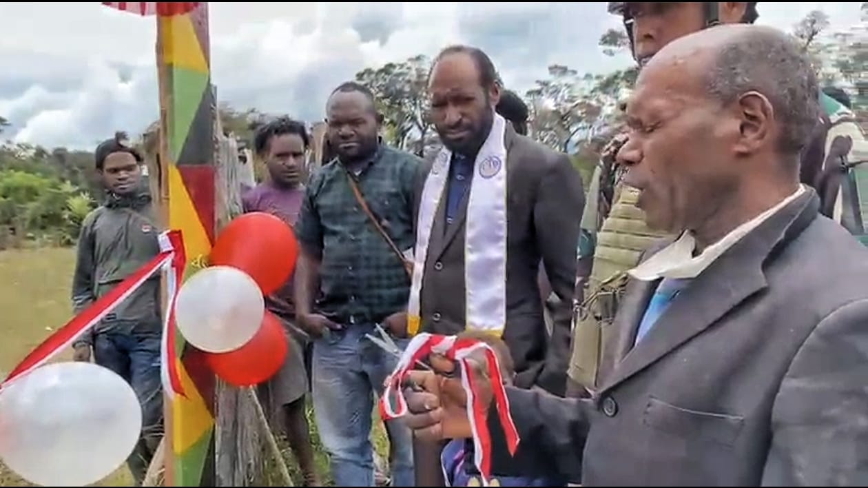 TNI dan Warga Silatuga Bersatu Resmikan Gapura Gereja Betel, Wujud Harmoni dan Kedamaian di Tanah Papua